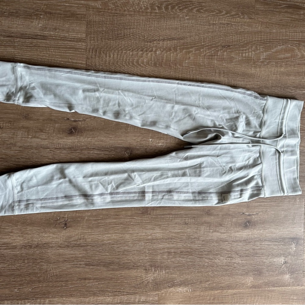 Vuori Daily legging light gray